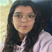 Profesora de educación primaria que imparte clases de manera presencial